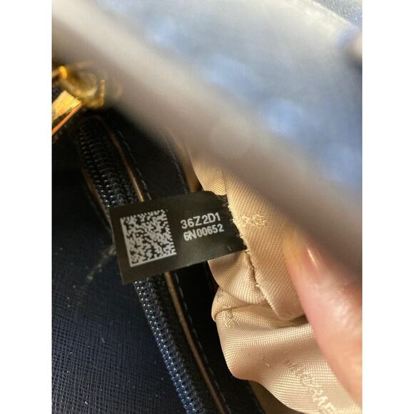 MICHAEL KORS, LARGE NAVY SAFFIANO LEATHER CROSSBODY BAG - Picture 14 of 16